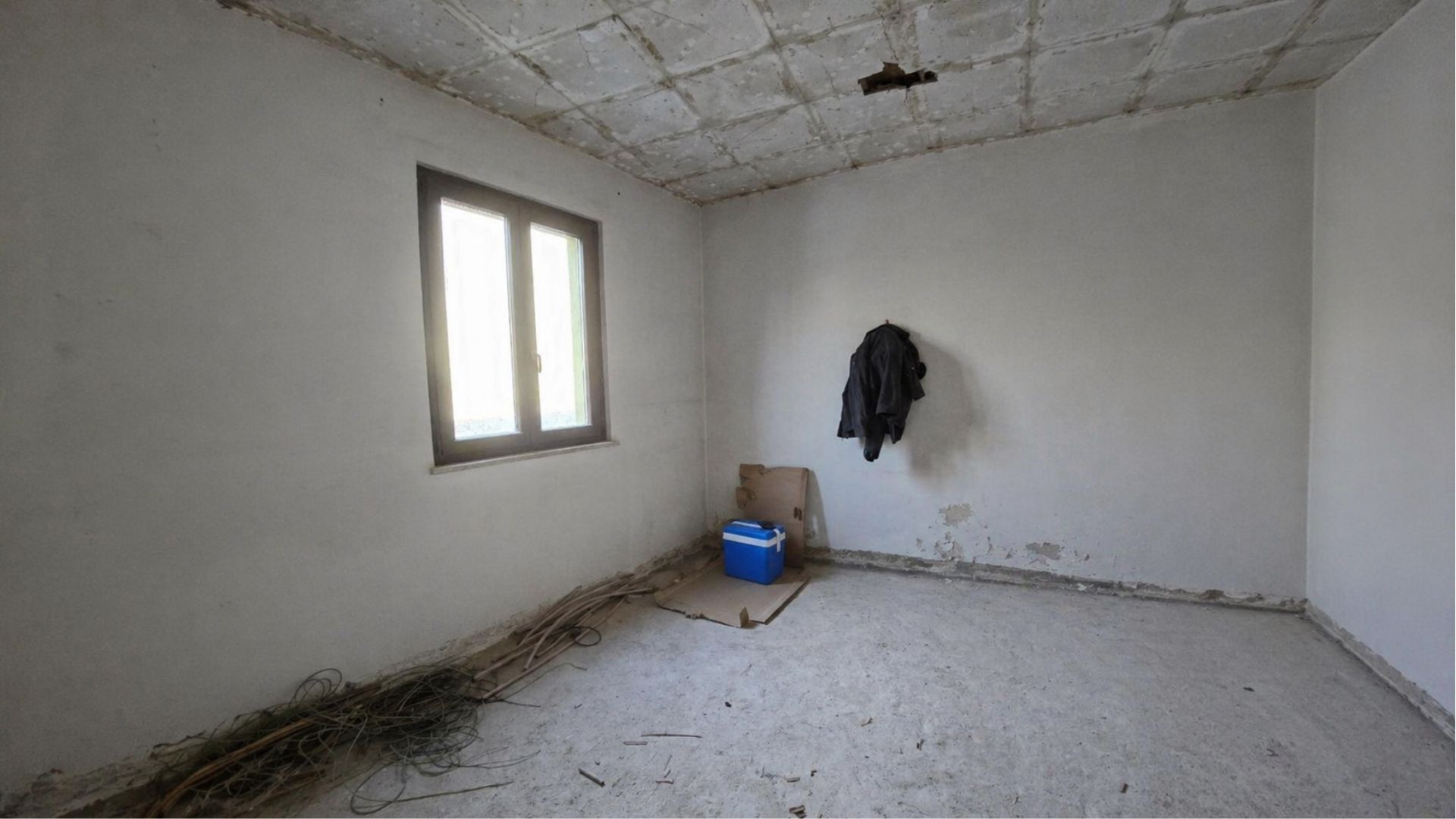 Stato attuale della camera da letto grezza prima dei lavori